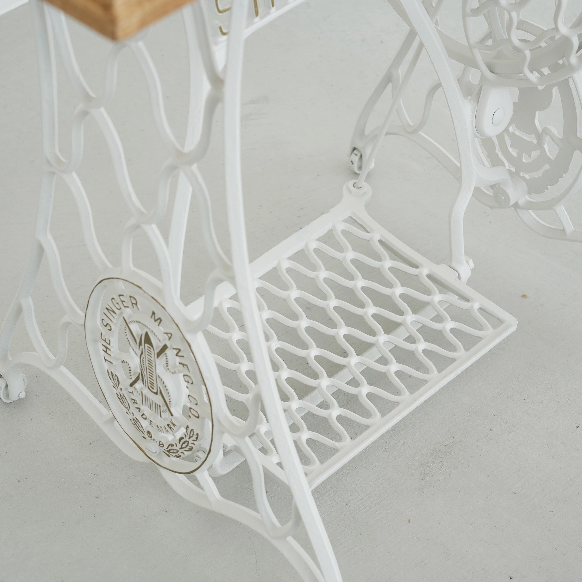 Antique sewing machine table Coudre